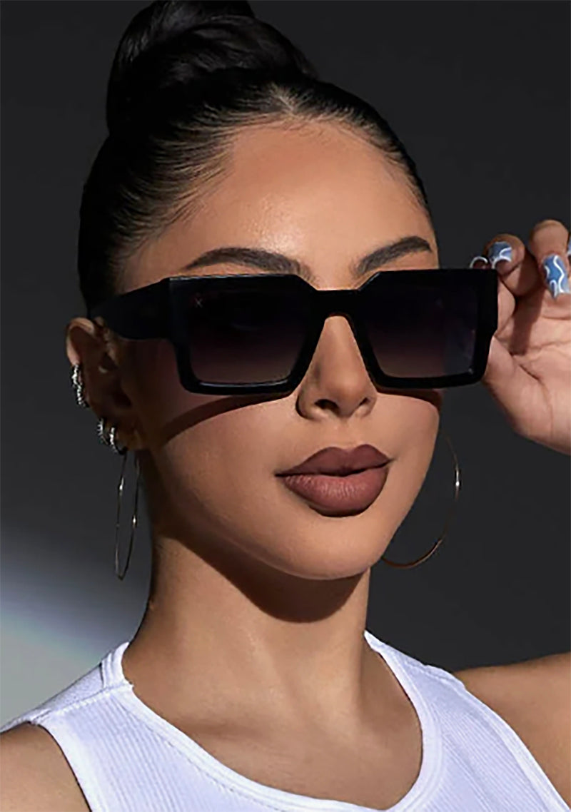 X Alondra Dessy Essentials Polarized Sunglasses in Black/Grey Gradient Flash